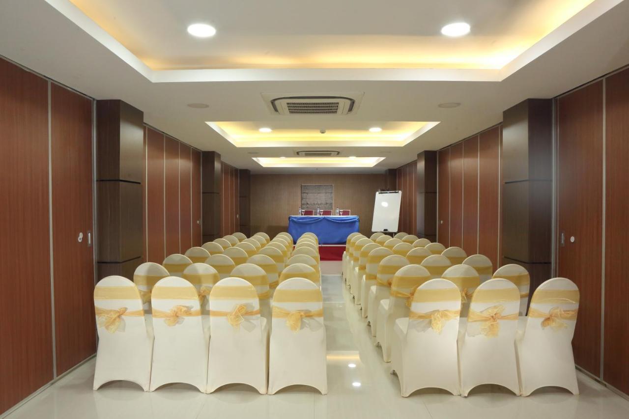 Horison Express Sentani Hotel Jayapura Ngoại thất bức ảnh