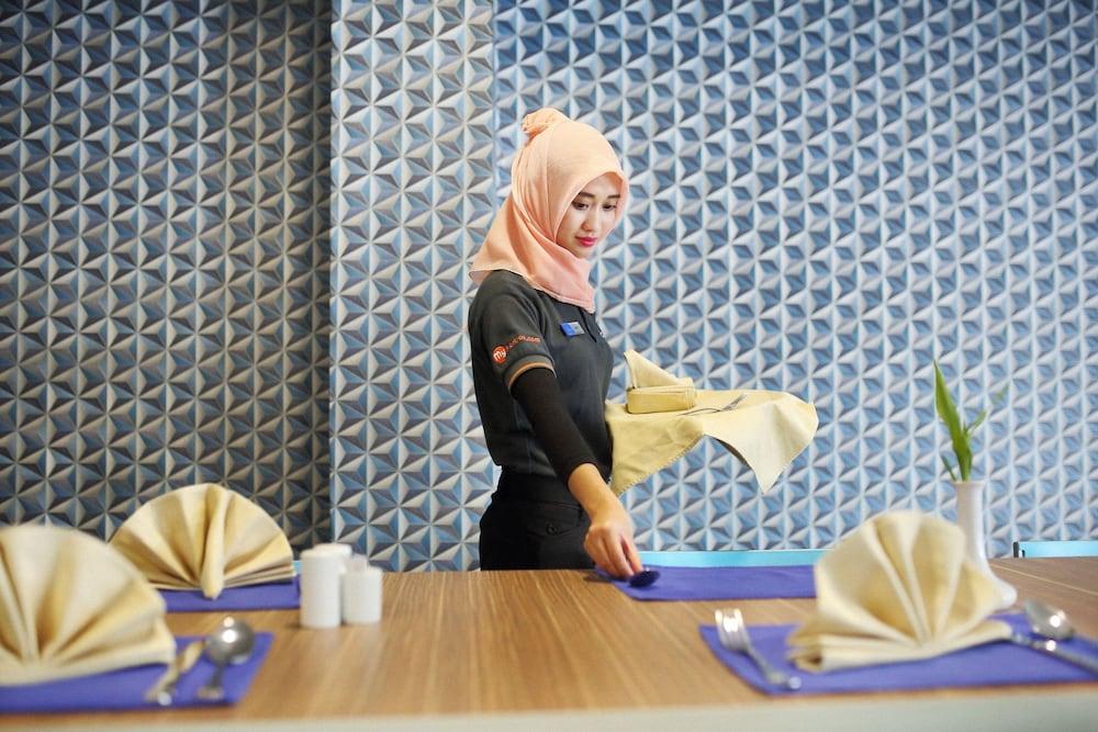 Horison Express Sentani Hotel Jayapura Ngoại thất bức ảnh